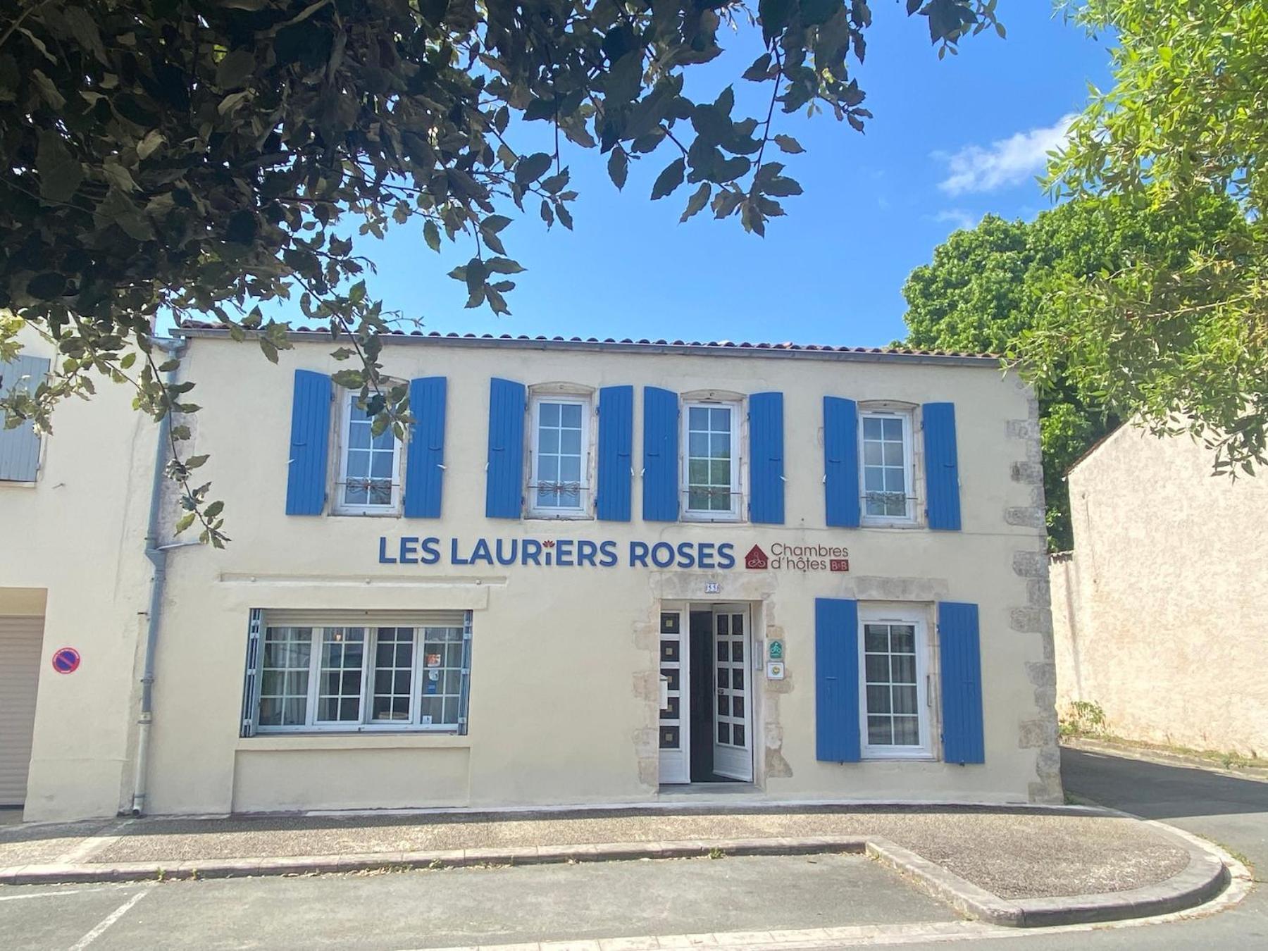 Hotel Logis des Lauriers Roses à Marennes  Extérieur photo
